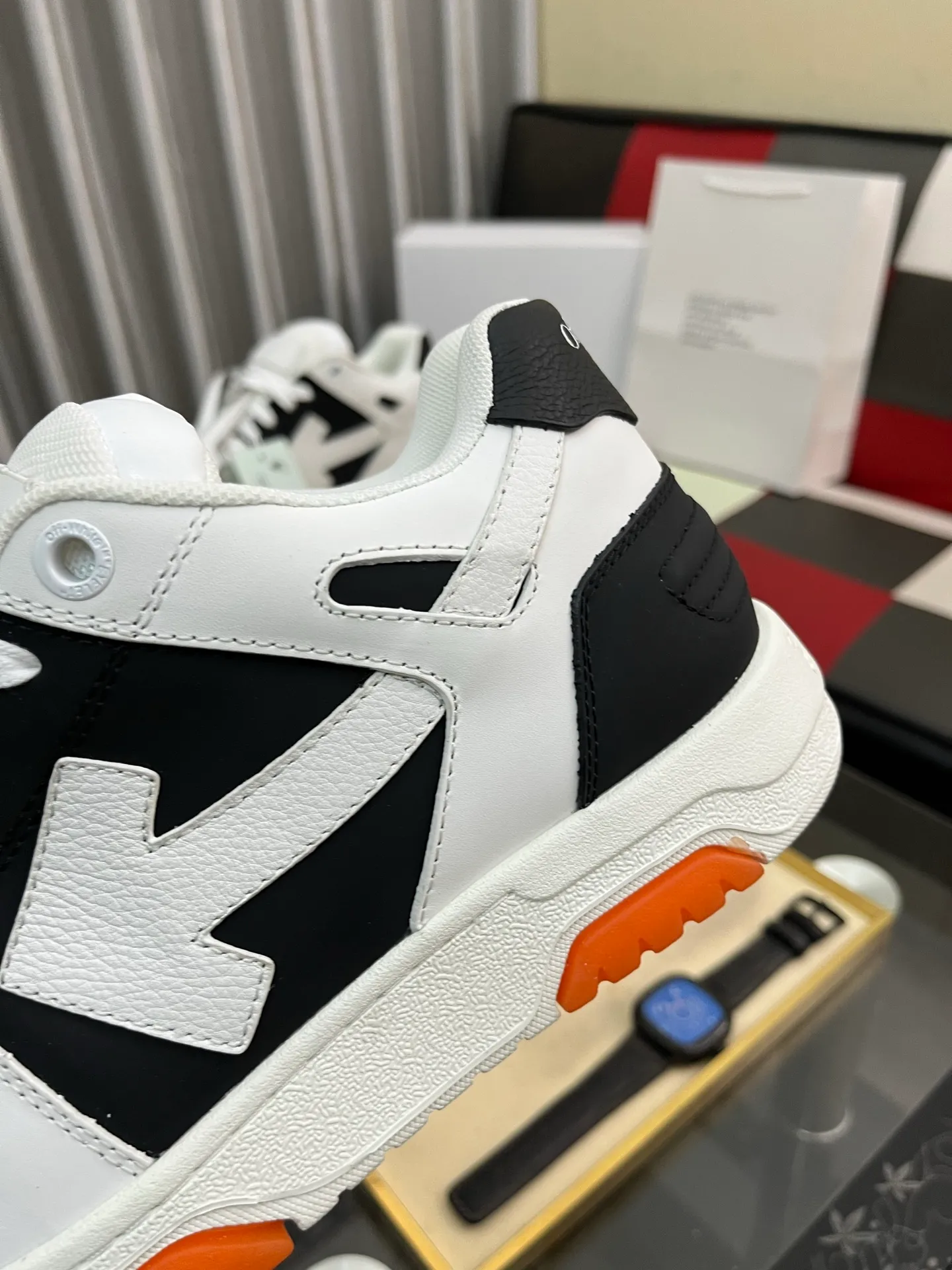 Men's shoes 💰600⌚️⌚️ OFF-White C/O VirGil Abloh fashionable and versatile casual shoes. Exclusive first release of the new model. Made of environmentally friendly cowhide leather and mesh fabric upper material. The insole is embedded with foam cushioning EVA material. The correct midsole is equipped with EVA lightweight cushioning. External tooth nail rubber outsole. The correct accessories can be customized simultaneously. Women's model: 35-40 Men's model: 39-45